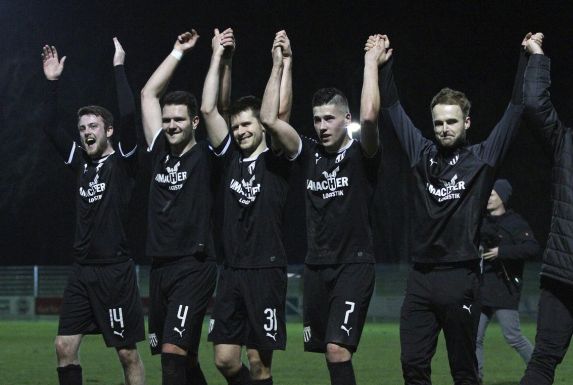 Die Spieler des 1. FC Bocholts feiern den Einzug ins Halbfinale des Niederrheinpokals.