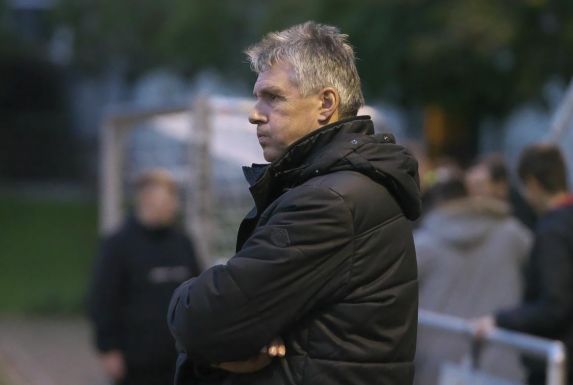 Manfred Behrendt, Trainer des Landesligisten DJK Wattenscheid, beobachtet ein Spiel seiner Mannschaft.