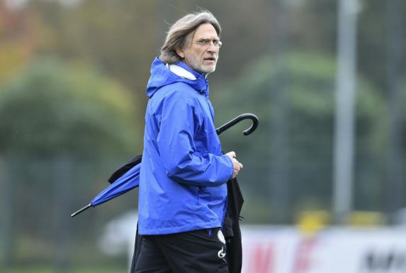 Der FC Schalke 04 startet mit seinem Trainer Norbert Elgert gegen den 1. FC Köln in die neue U19-Bundesliga-Saison.