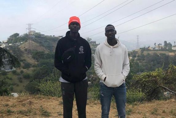 Tarsis Bonga (rechts) mit seinem jüngeren Bruder Isaac in Washington. Bei den Wizards spielt der 2,06-Meter-Riese Basketball in der NBA.