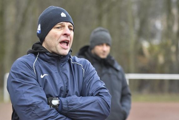 Frank Kandsorra, mittlerweile Trainer beim Landesligisten Viktoria Resse, verteilt Anweisungen.