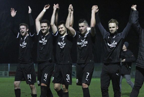 Die Spieler des 1. FC Bocholts feiern den Einzug ins Halbfinale des Niederrheinpokals.