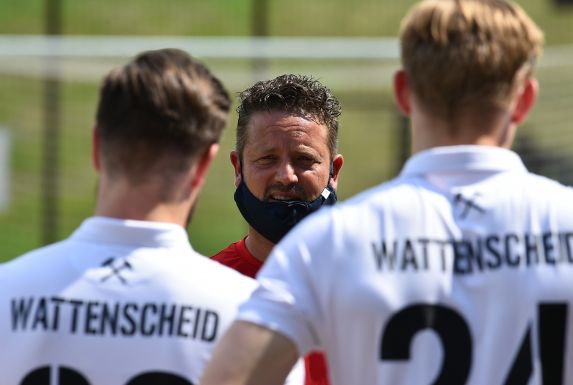 Wattenscheid-Trainer Christian Britscho spricht mit seinen Spielern.