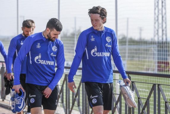 Trafen beim Testspielauftakt des FC Augsburg: Die früheren Schalker Daniel Caligiuri (l.) und Michael Gregoritsch.