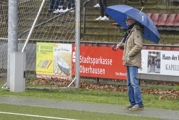 "Muss immer am Platz stehen", wie er selbst sagt: Fichte Lintforts Sportlicher Leiter Georg Mewes.