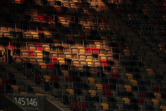 Leere Sitze im Düsseldorfer Stadion.