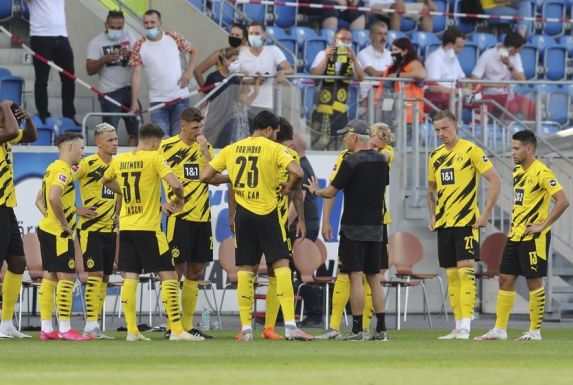 Die BVB-Mannschaft versammelt sich rund um ihren Trainer Lucien Favre (dritter von rechts).