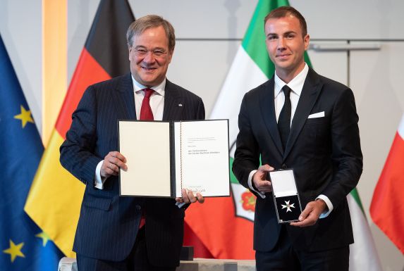 Mario Götze (r.) gemeinsam mit NRW-Ministerpräsident Armin Laschet.