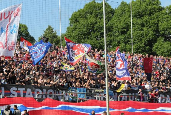 Hier unterstützen die Fans des Wuppertaler SV ihre Mannschaft noch auf vollen Rängen.