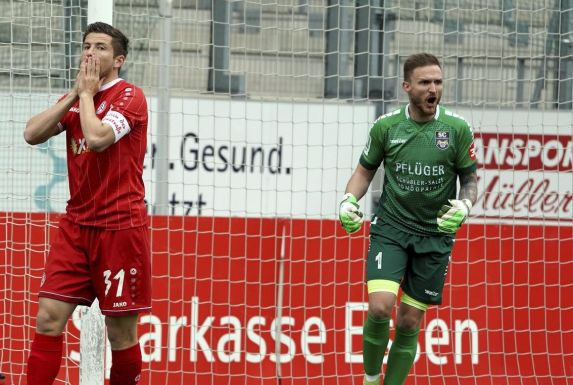 Ex-RWE-Kapitän Benjamin Baier (links) kann es nicht fassen: Am 11. Mai 2019 gewann Marcel Hölscher mit dem SC Wiedenbrück 2:1 in Essen.