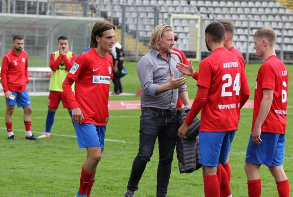 WSV-Manager Stephan Küsters beglückwünscht die Mannschaft zum Sieg über Rot Weiss Ahlen.