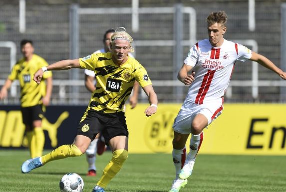 Der BVB II setzte sich, hier in Person von Kolbeinn Birgir Finnsson (links) gegen Florian Dietz, gegen den 1. FC Köln II knapp durch.
