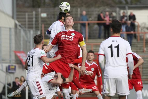 Jannik Löhden (Mitte), hier noch im Trikot des Regionalligisten Rot-Weiß Oberhausen, im Kopfballduell.