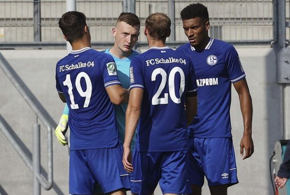 Schalke-Torhüter Markus Schubert mit seinen U23-Kollegen am ersten Spieltag gegen RWO.