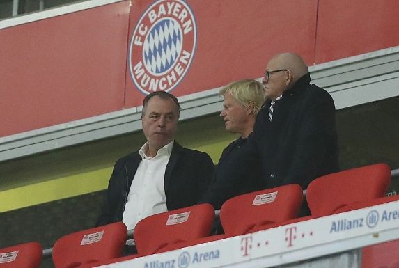 Clemens Tönnies (l.) sah das 0:8 von Schalke 04 gegen den FC Bayern am Freitagabend im Stadion.