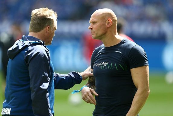 Thorsten Legat (rechts) diskutiert mit Mike Büskens - wahrscheinlich über den FC Schalke 04.