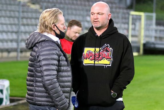 WSV-Manager Stephan Küsters (links) und Trainer Alexander Voigt grübeln. Die Wuppertaler sind seit drei Spielen ohne Sieg.