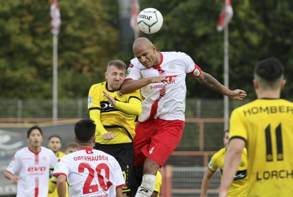 RWO-Kapitän Jerome Propheter im Kopfballduell mit Pascale Talarski vom VfB Homberg.