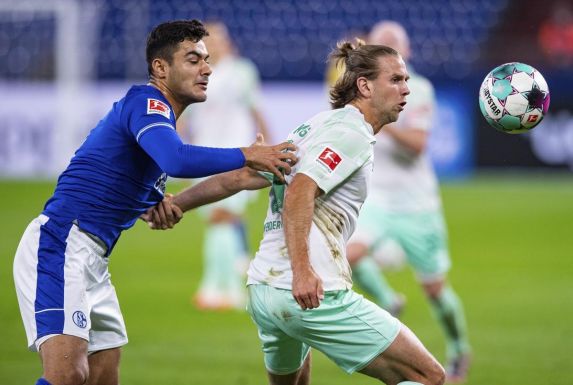 Ozan Kabak (links) gegen Bremens Niclas Füllkrug, der alle drei Werder-Tore schoss.