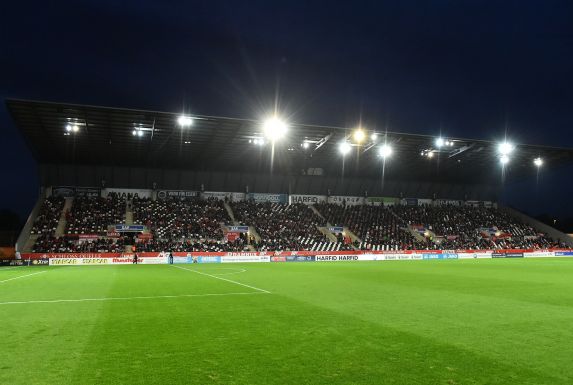 5000 Fans feierten am Freitagabend den 2:0-Sieg von Rot-Weiss Essen über Fortuna Düsseldorf II.
