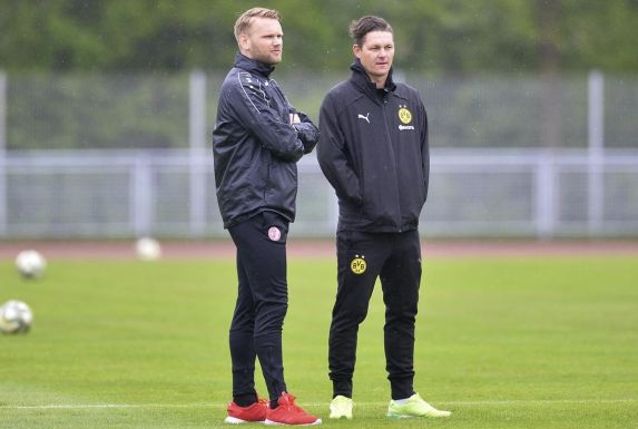 Bild vom vorigen Duell zwischen dem BVB und RWE im April 2019: Essens Trainer Simon Hohenberg mit Dortmund-Coach Sebastian Geppert.