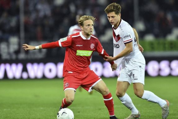 Sechs Spiele, drei Tore: Den Düsseldorfer Torjäger Kevin Hagemann (links) hatte Essens Sandro Plechaty am Freitag gut im Griff.