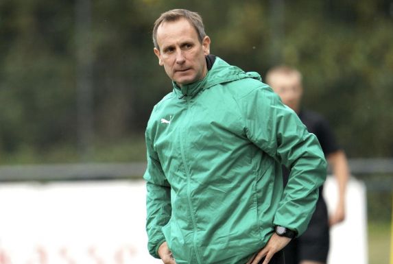 Schonnebecks Trainer Dirk Tönnies nimmt die Absage hin.