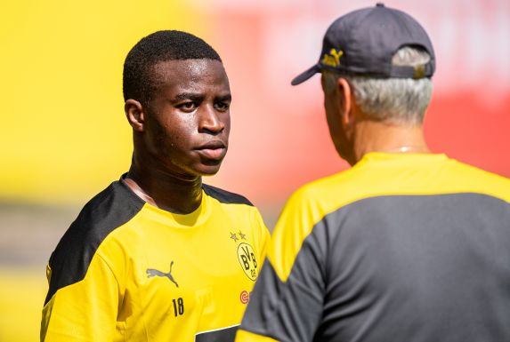 Youssoufa Moukoko im Gespräch mit BVB-Trainer Lucien Favre.