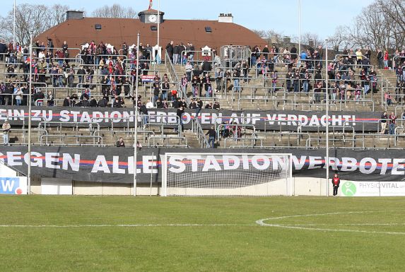 Protestbanner gegen Stadionverbote auf Verdacht in Wuppertal.  (Symbolbild)