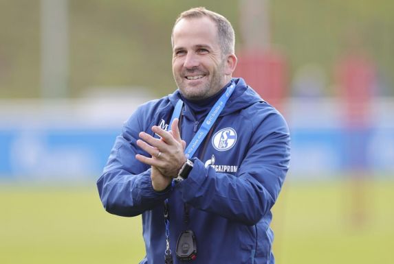 Schalke-Trainer Manuel Baum klatscht in die Hände.