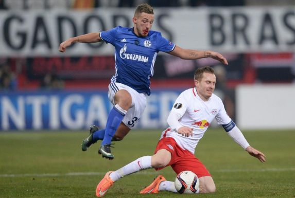 Donis Avdijaj, hier noch im Trikot des FC Schalke 04, beim Dribbling.