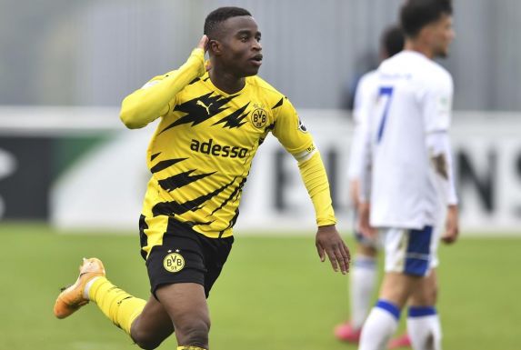 Im U19-Derby gegen Schalke erzielte BVB-Talent Youssoufa Moukoko einen Dreierpack.