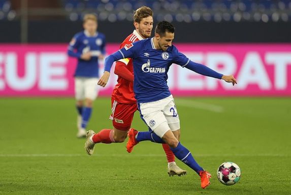Schalke-Profi Steven Skrzybski im Zweikampf mit Christopher Lenz von Union Berlin.