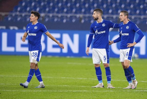 So richtig glücklich wirken sie nicht: Schalkes Alessandro Schöpf (links), Matija Nastasic (Mitte) und Bastian Oczipka (rechts) nach dem 1:1 gegen Union Berlin.
