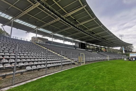 Die Tribüne im Stadion am Zoo, der Heimspielstätte des Wuppertaler SV.