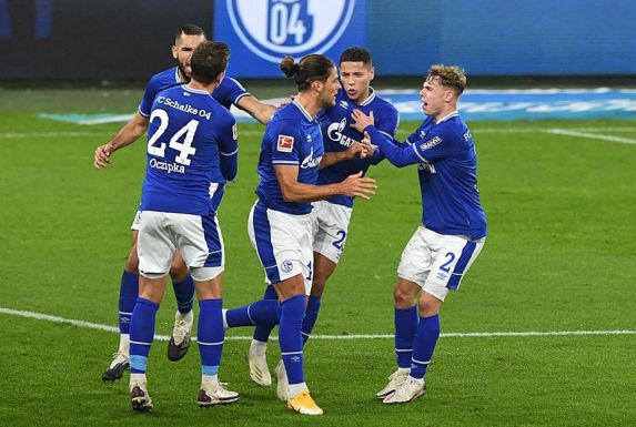 Die Schalke-Profis bejubeln das Tor zum 1:1 gegen Eintracht Frankfurt am Sonntag.