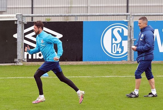 Schalke-Angreifer Mark Uth mit Athletiktrainer Werner Leuthard bei der Einheit am Mittwoch.