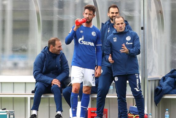 Schalke-Trainer Manuel Baum (r.) muss gegen Borussia Dortmund auf Mark Uth (l.) verzichten.