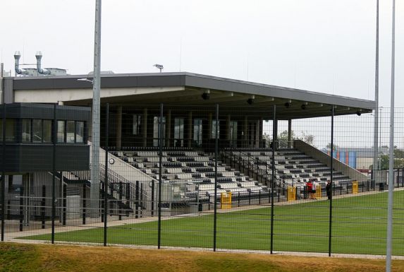Die Tribüne im Stadion der SSVg Velbert bleibt am Samstag leer.