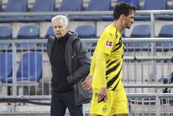 Kritischer Blick von BVB-Trainer Lucien Favre auf den Gang des verletzten Mats Hummels.