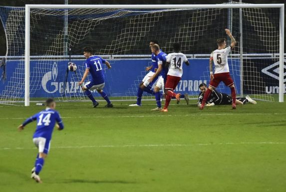 Da jubelt Schalke noch: Matthew Hoppe erzielt das 1:0 gegen RWE.