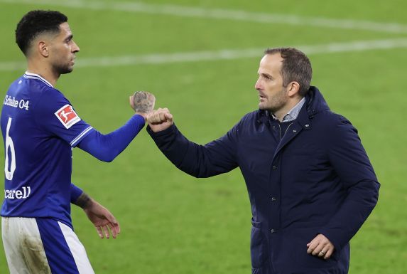 Schalke-Trainer Manuel Baum mit Kapitän Omar Mascarell.
