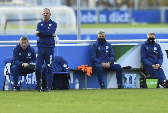 Schalkes U23-Coach Torsten Fröhling mit seinem Trainerstab.