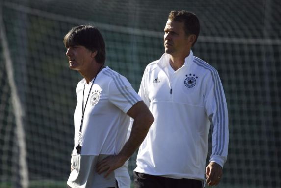 Bundestrainer Joachim Löw (l.) und Teammanager Oliver Bierhoff (r.).