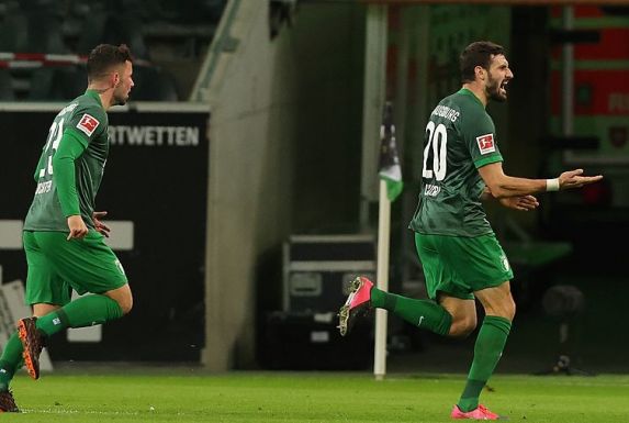 Zuletzt im Aufwind im Augsburger Trikot: Daniel Caligiuri (rechts), ehemals FC Schalke 04, dreht jubelnd ab.