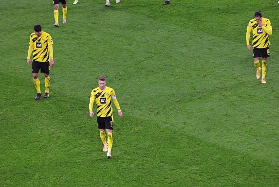 Ernüchterung: Borussia Dortmunds Spieler Mats Hummels, Marco Reus und Emre Can schleichen nach dem 1:5 gegen den VfB Stuttgart vom Platz.