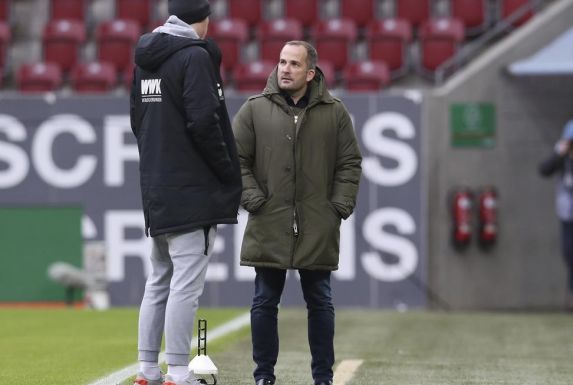 Im Gespräch: Augsburg-Coach Heiko Herrlich (li.) und Schalke-Trainer Manuel Baum.