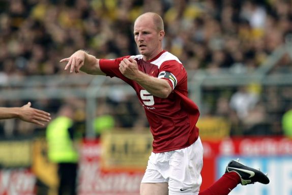 Ex-Kapitän Stefan Lorenz bejubelt seinen Pokal-Treffer gegen den BVB (2008).
