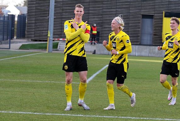 Steffen Tigges (links) bejubelt seinen Treffer zum 1:0.