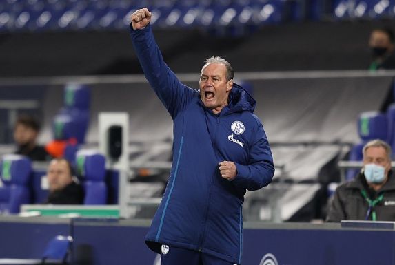 Huub Stevens verabschiedet sich mit dem DFB-Pokal-Achtelfinal-Einzug als Trainer des FC Schalke 04.